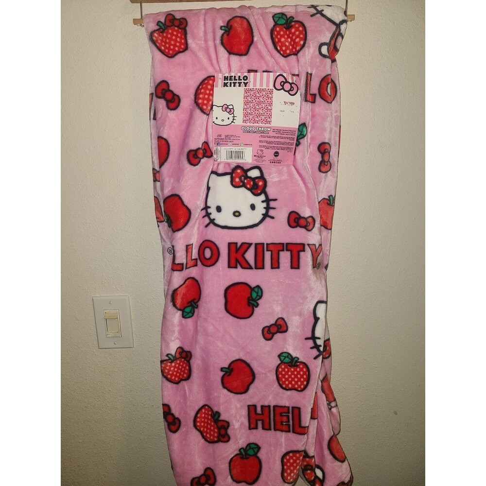 Hello Kitty Sitting Pretty Apples Throw Blanket 60x70 NEW NWT